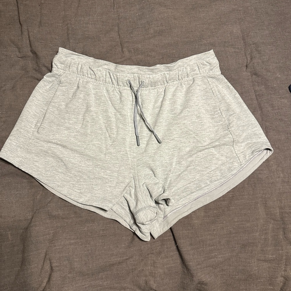 Light heathered gray lululemon short
